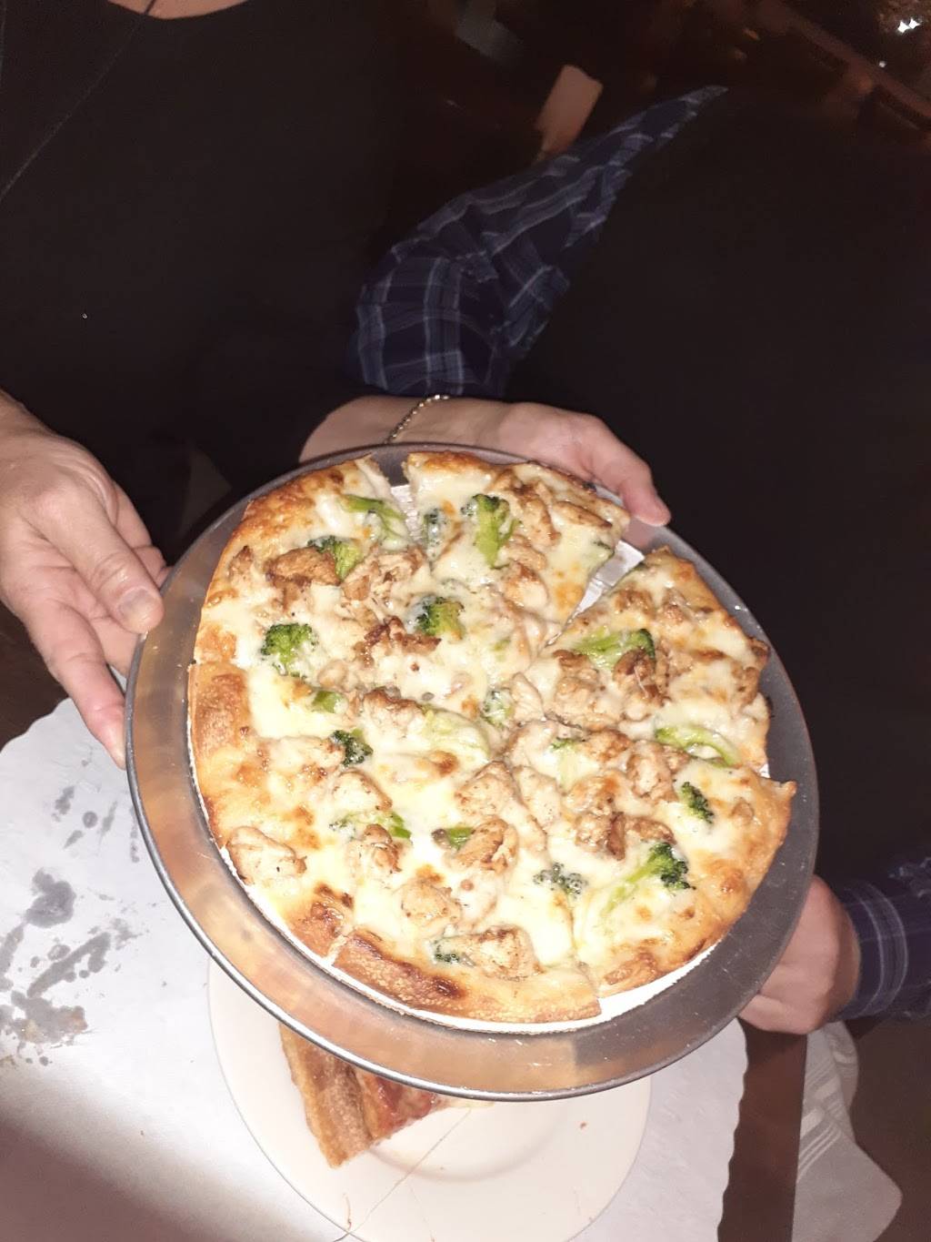 Gregs Tavern | restaurant | 208 Rantoul St, Beverly, MA 01915, USA | 9787208911 OR +1 978-720-8911