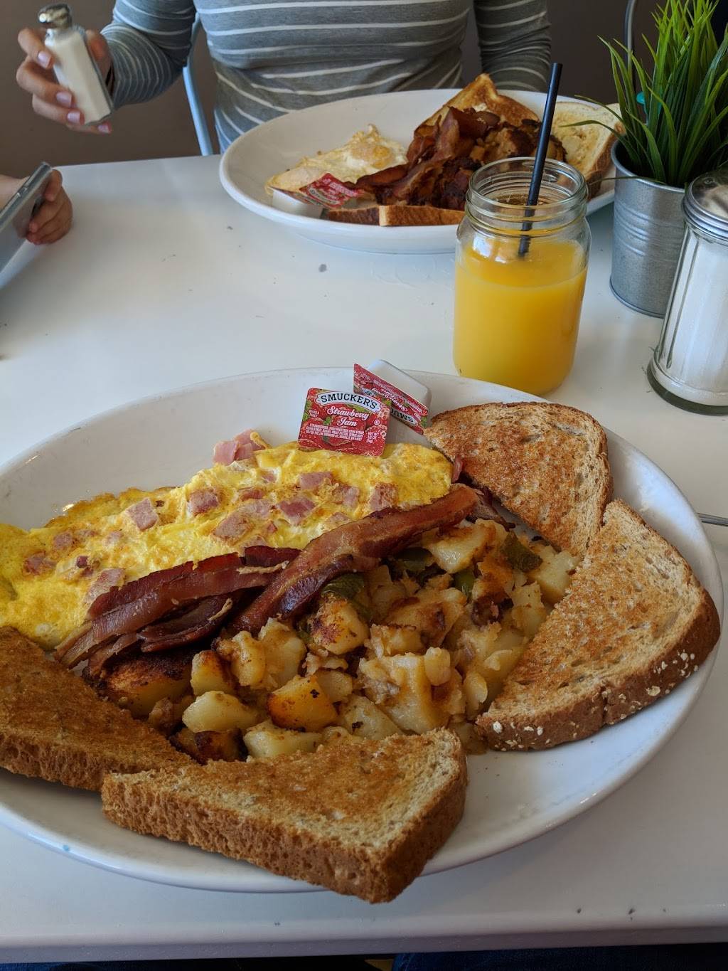 The Place 2 Be | restaurant | 615 Franklin Ave, Hartford, CT 06114, USA | 8609047891 OR +1 860-904-7891