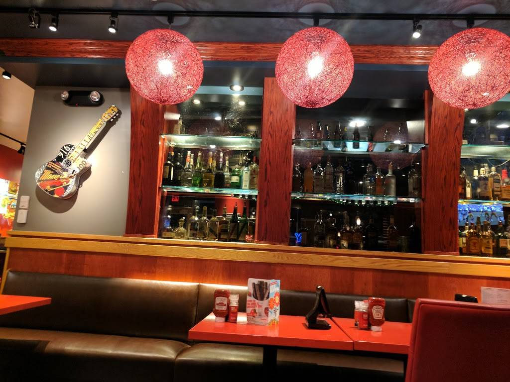 Red Robin Gourmet Burgers and Brews | restaurant | 112 Lakewood Center Mall, Lakewood, CA 90712, USA | 5624082111 OR +1 562-408-2111