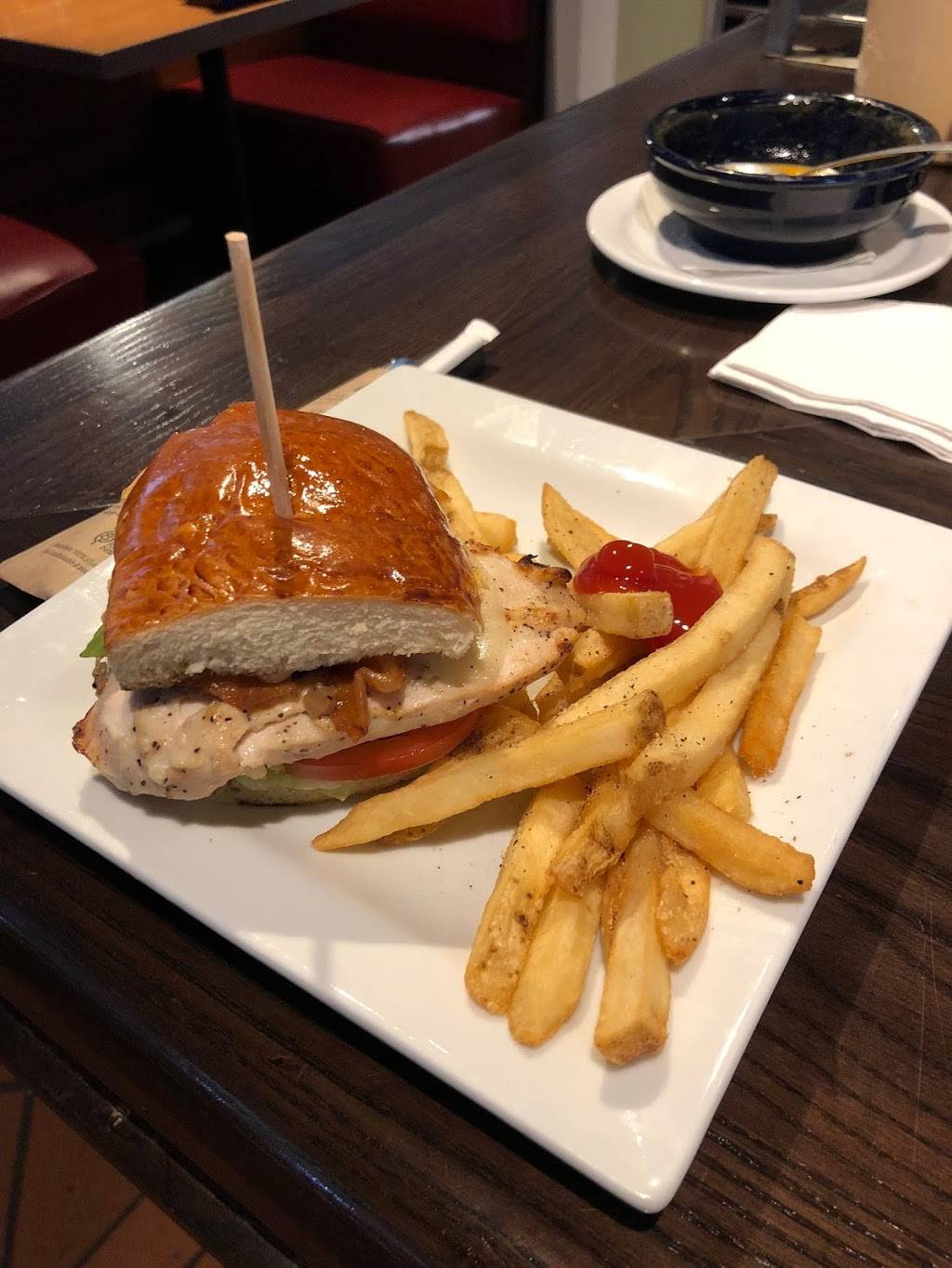 Chilis Grill & Bar | meal takeaway | 6250 Interparcel Rd, Alexandria, VA 22315, USA | 7039225100 OR +1 703-922-5100