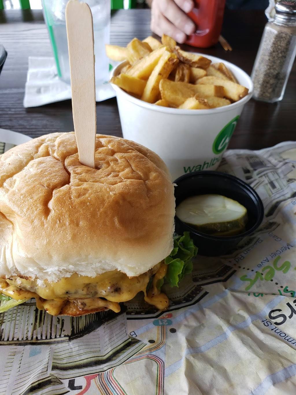 Wahlburgers | restaurant | 30955 Woodward Ave Suite 605, Royal Oak, MI 48073, USA | 2488508601 OR +1 248-850-8601