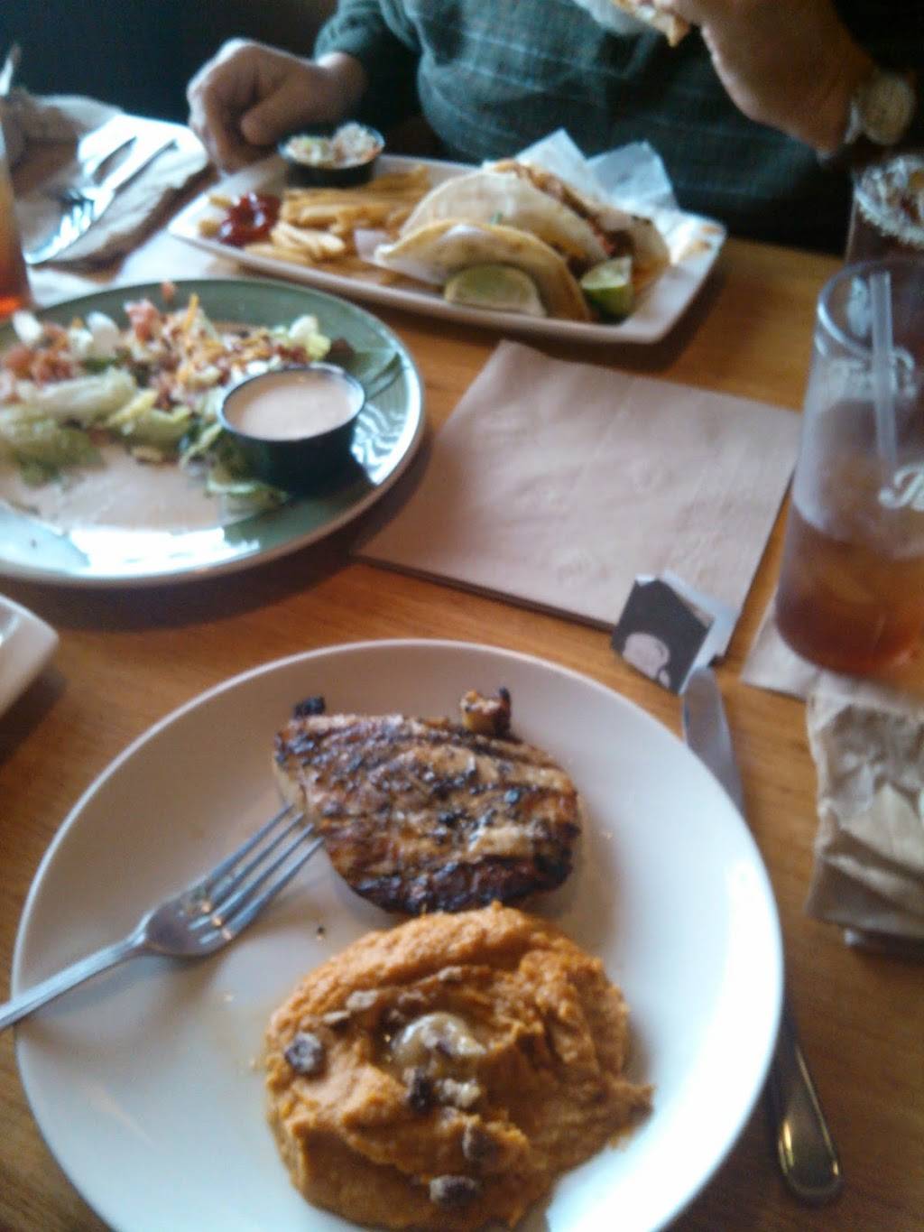 Applebees Grill + Bar | restaurant | 531 Emily Dr, Clarksburg, WV 26301, USA | 3046232092 OR +1 304-623-2092