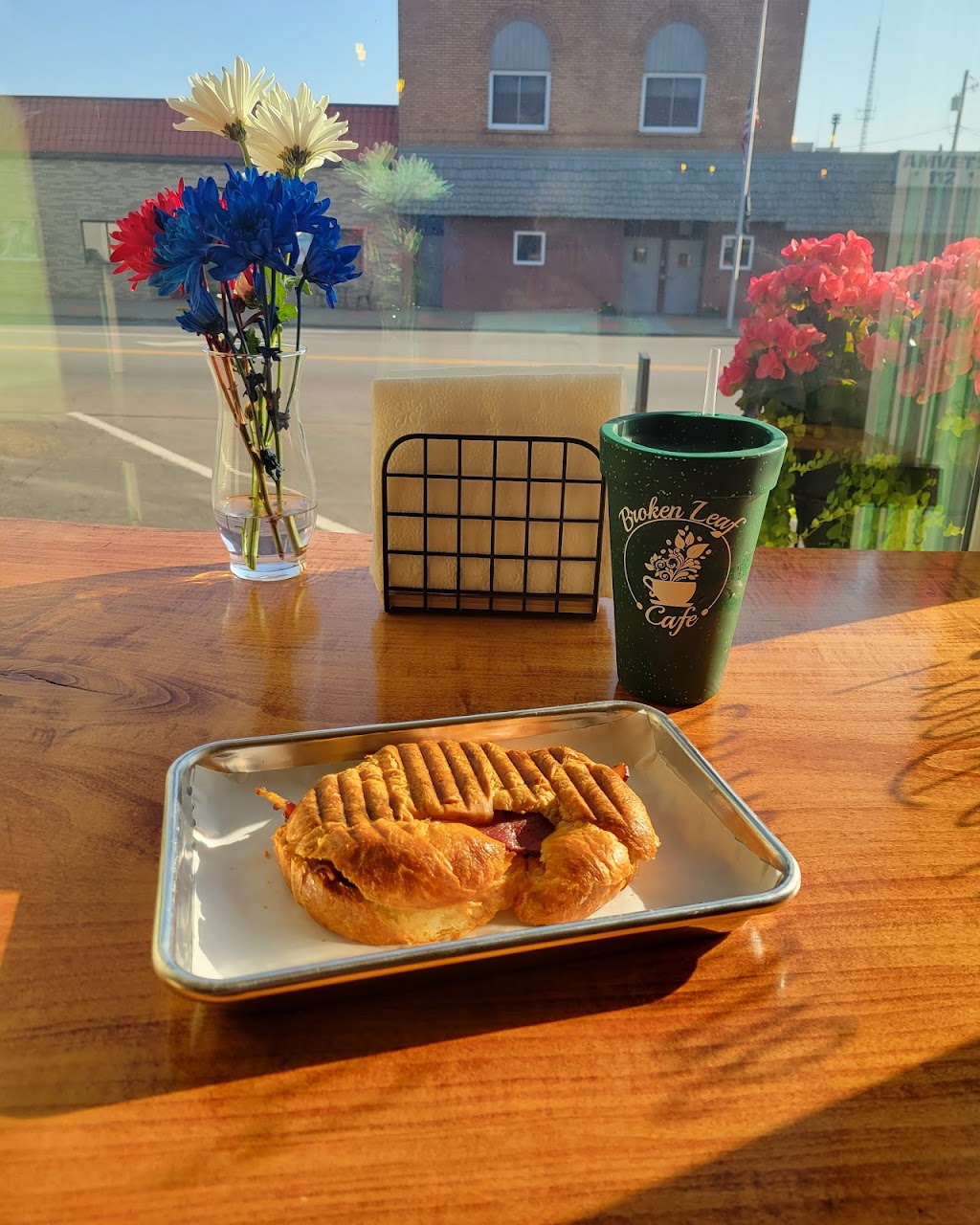 Broken Leaf Cafe | restaurant | 38 W Broad St, Newton Falls, OH 44444, USA | 3305538488 OR +1 330-553-8488