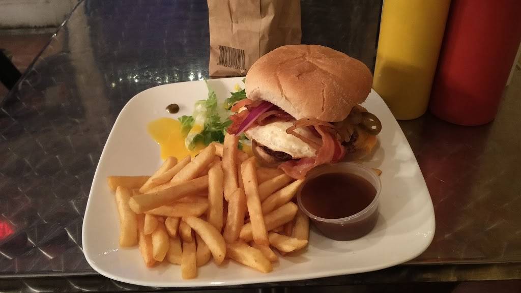 Muncheez | restaurant | 6640 Collins Ave, Miami Beach, FL 33141, USA | 3058688282 OR +1 305-868-8282