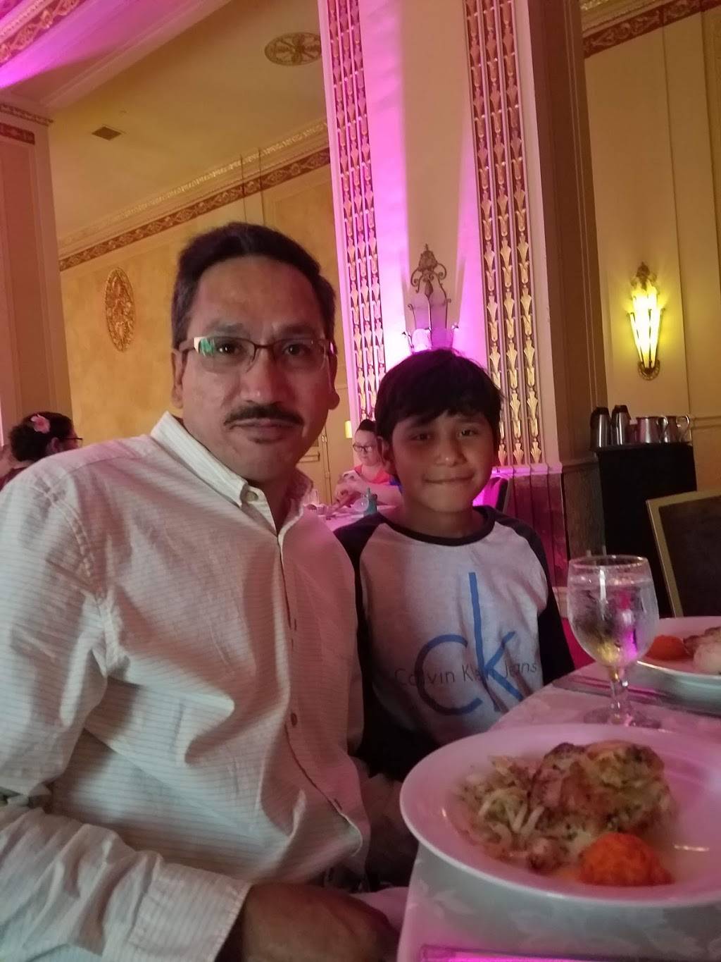 Cafe Hilton | restaurant | 509 W Wisconsin Ave, Milwaukee, WI 53203, USA | 4142717250 OR +1 414-271-7250