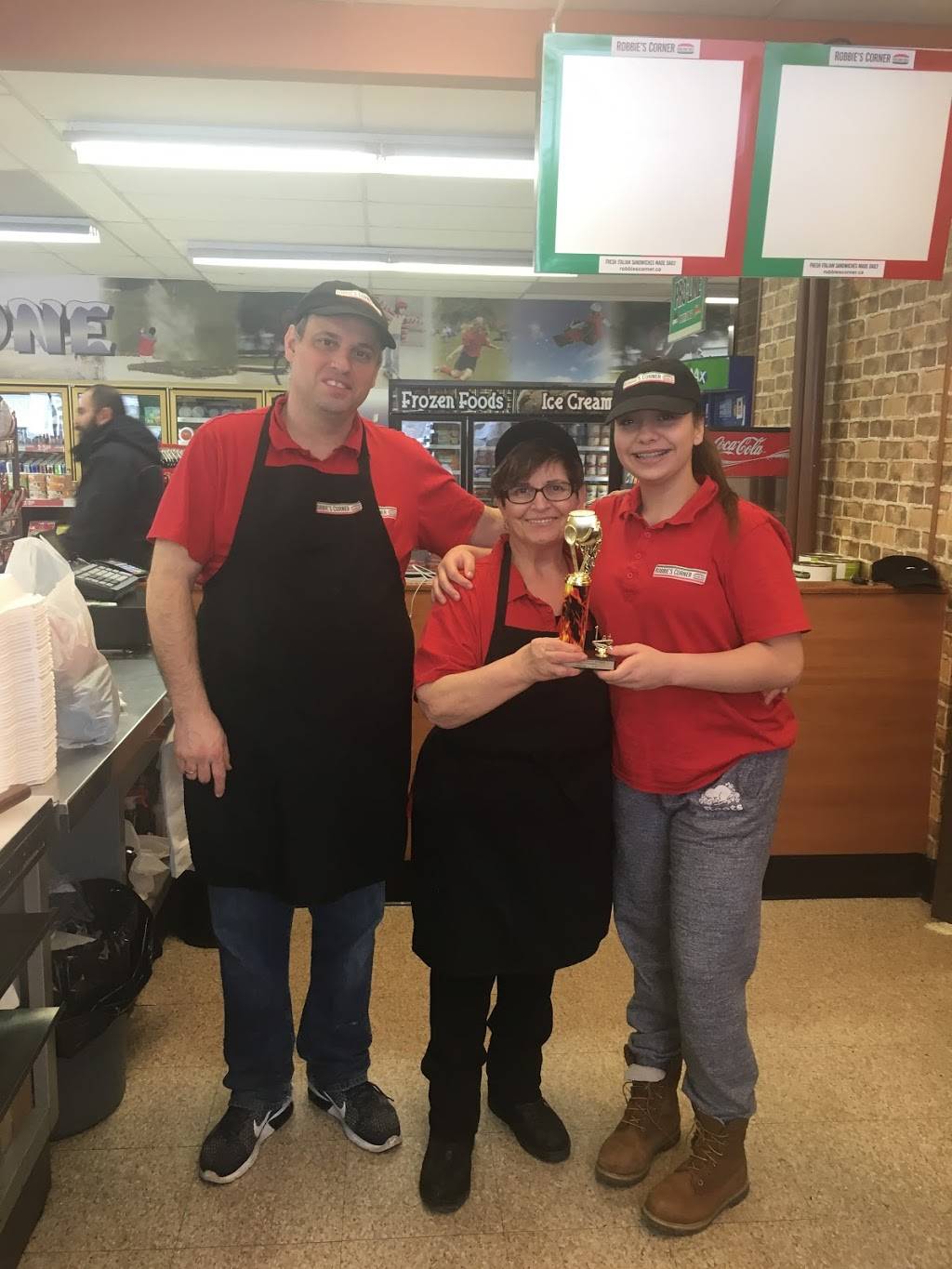 Roberto’s Corner | restaurant | 1034 Pleasant Park Rd, Ottawa, ON K1G 2A1, Canada | 6137990195 OR +1 613-799-0195