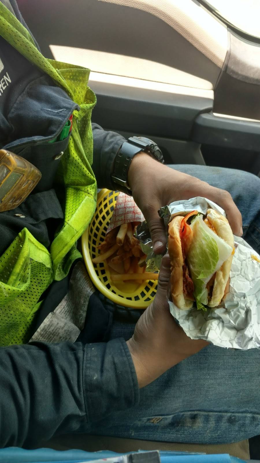 King Louies Drive-In | restaurant | 315 S 6th St, Wood River, IL 62095, USA | 6182541114 OR +1 618-254-1114