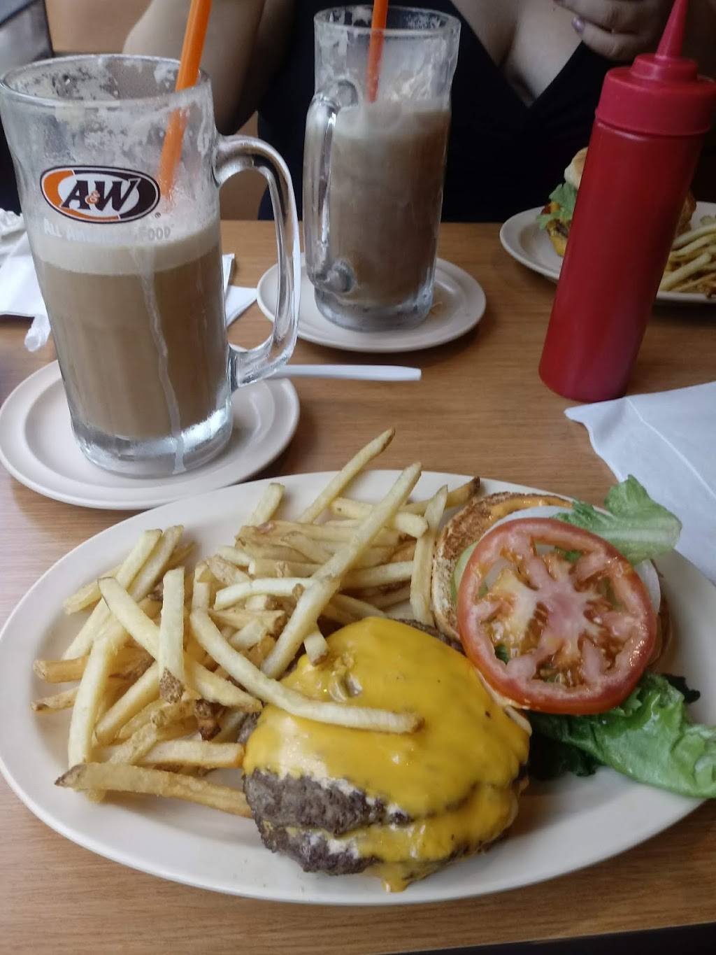 A&W Restaurant | restaurant | 21 Lake St, Frankfort, MI 49635, USA | 2313529021 OR +1 231-352-9021