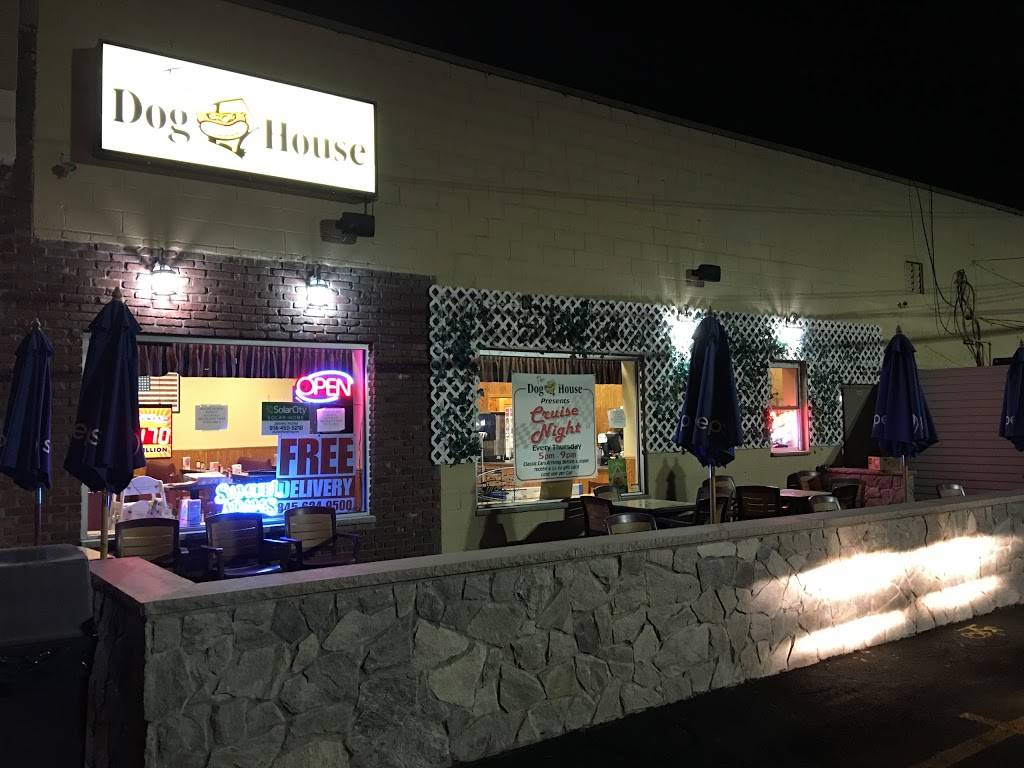 The Dawg House | restaurant | 17 N Middletown Rd, Nanuet, NY 10954, USA | 8456249500 OR +1 845-624-9500