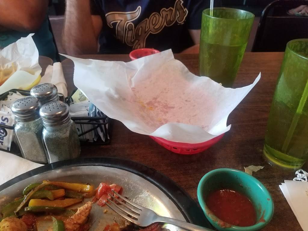 El Charritos-Helenas Original Restaurante | restaurant | 201 Mill St, Davison, MI 48423, USA | 8106589308 OR +1 810-658-9308