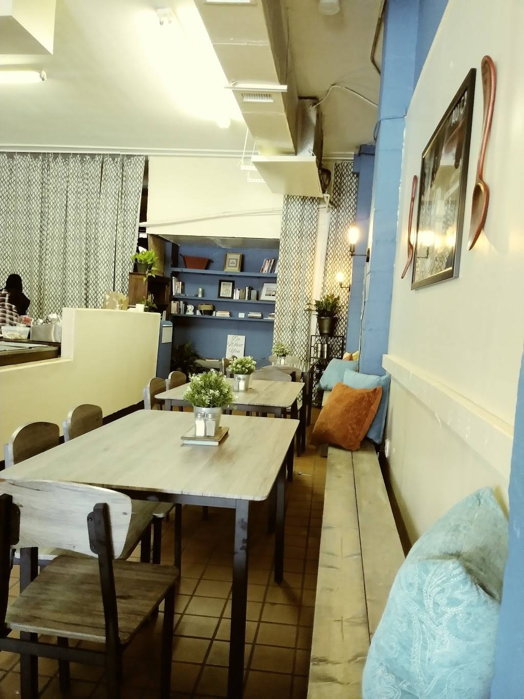 Foodies Cafe | restaurant | 436 S Parramore Ave b, Orlando, FL 32805, USA | 4076484343 OR +1 407-648-4343