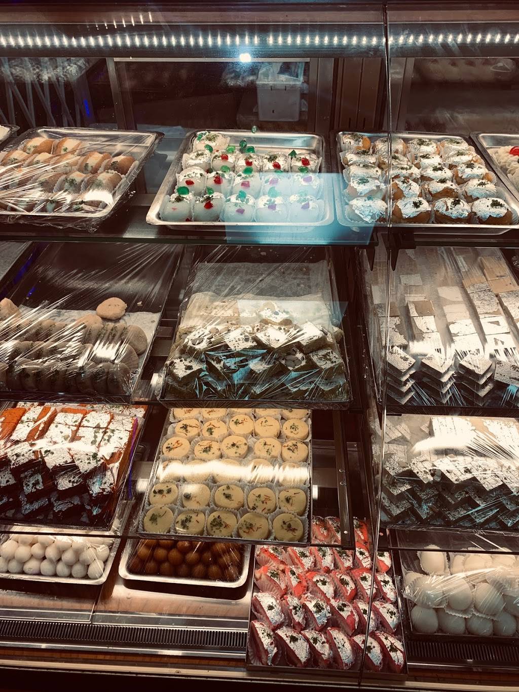 Chat Hut | restaurant | 7106 Airport Rd, Mississauga, ON L4T 2G8, Canada | 9056722428 OR +1 905-672-2428