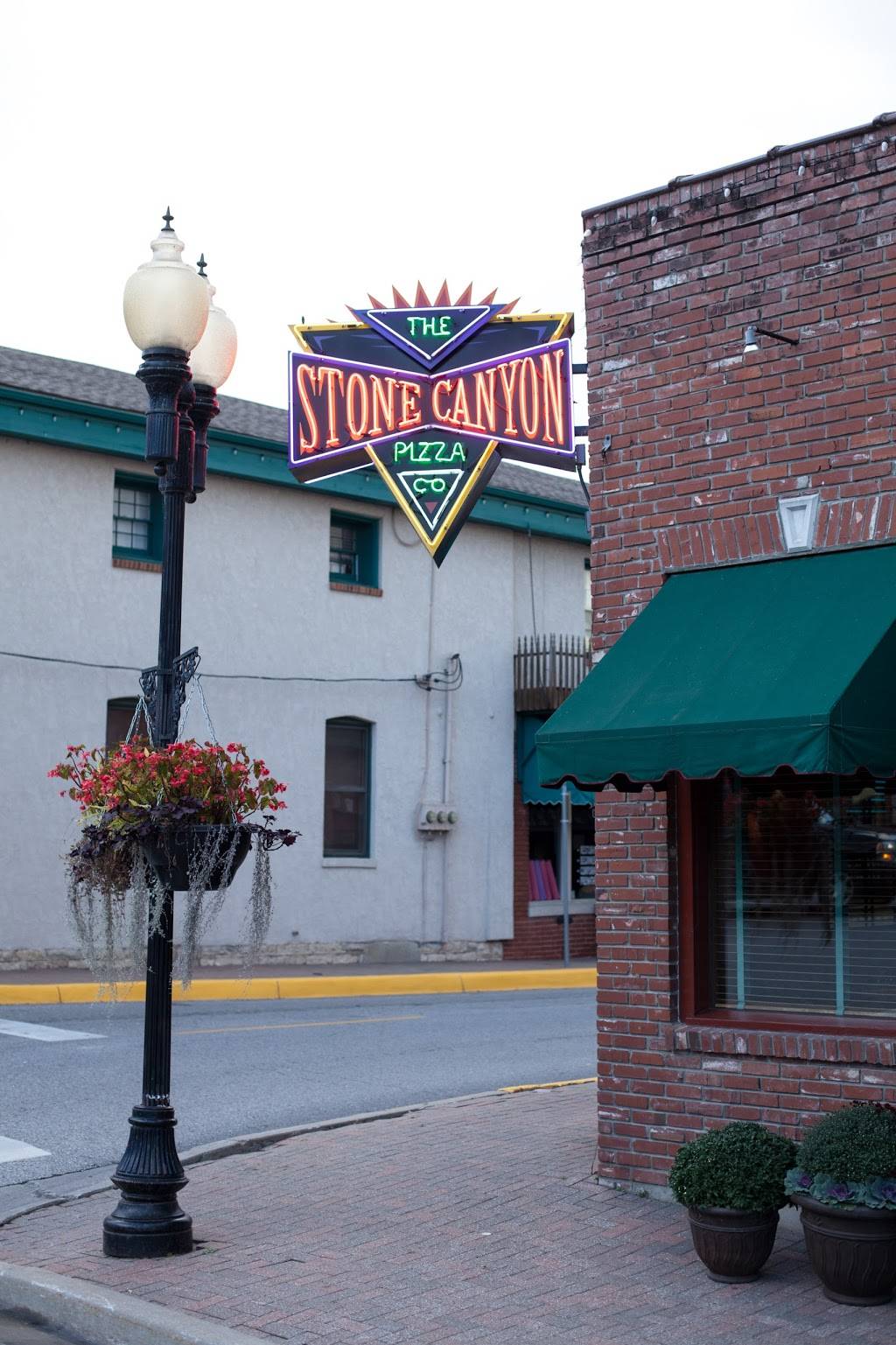 Stone Canyon Pizza Parkville | restaurant | 15 Main St, Parkville, MO 64152, USA | 8167468686 OR +1 816-746-8686