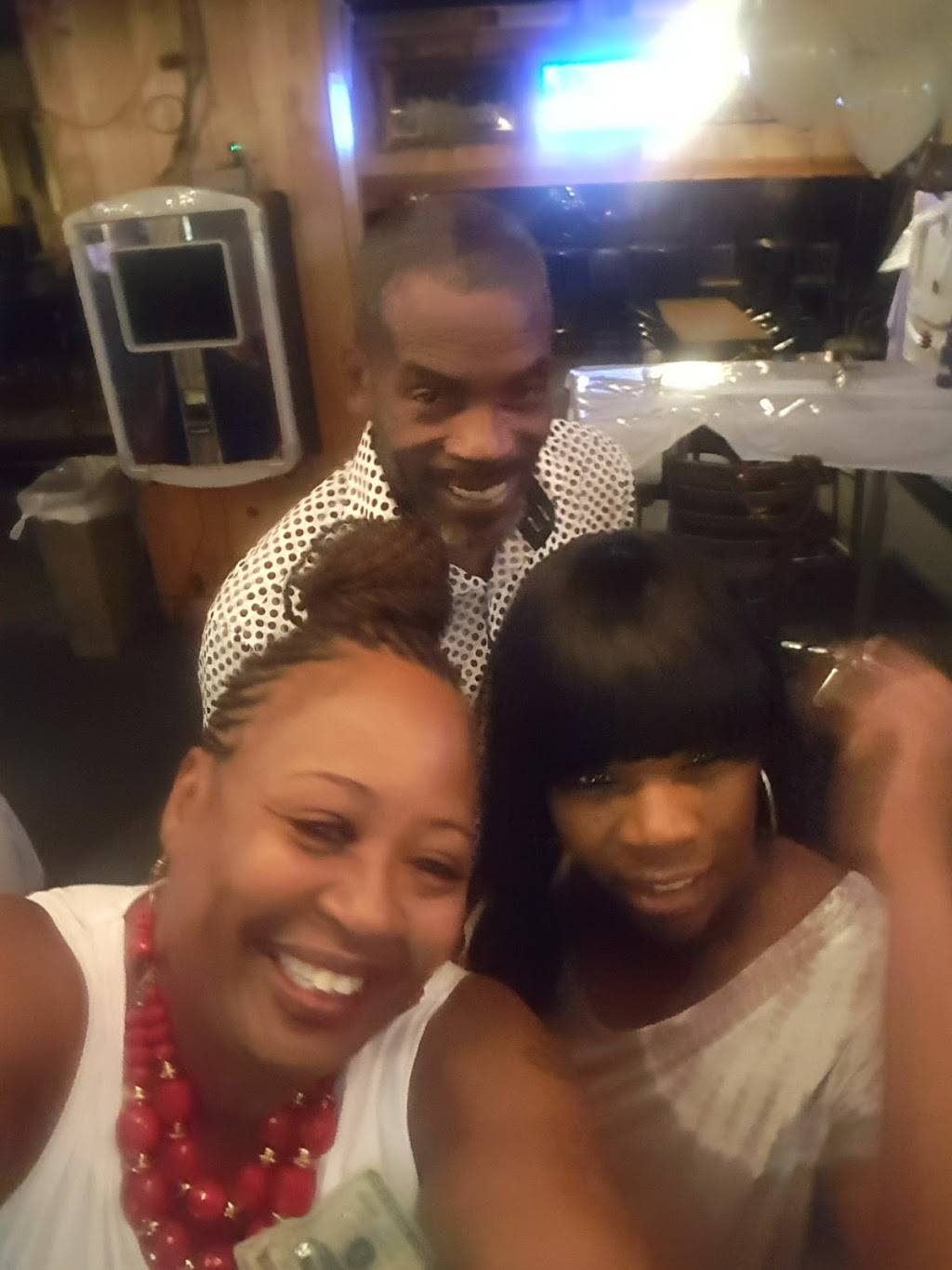 Bankos Lounge | restaurant | 14168 Wyoming Ave, Detroit, MI 48238, USA | 3134912188 OR +1 313-491-2188