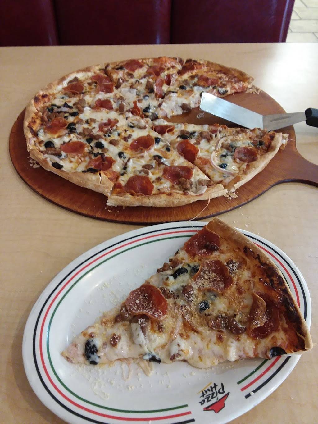 Pizza Hut | meal takeaway | 1754 N College Ave, Fayetteville, AR 72703, USA | 4795212992 OR +1 479-521-2992