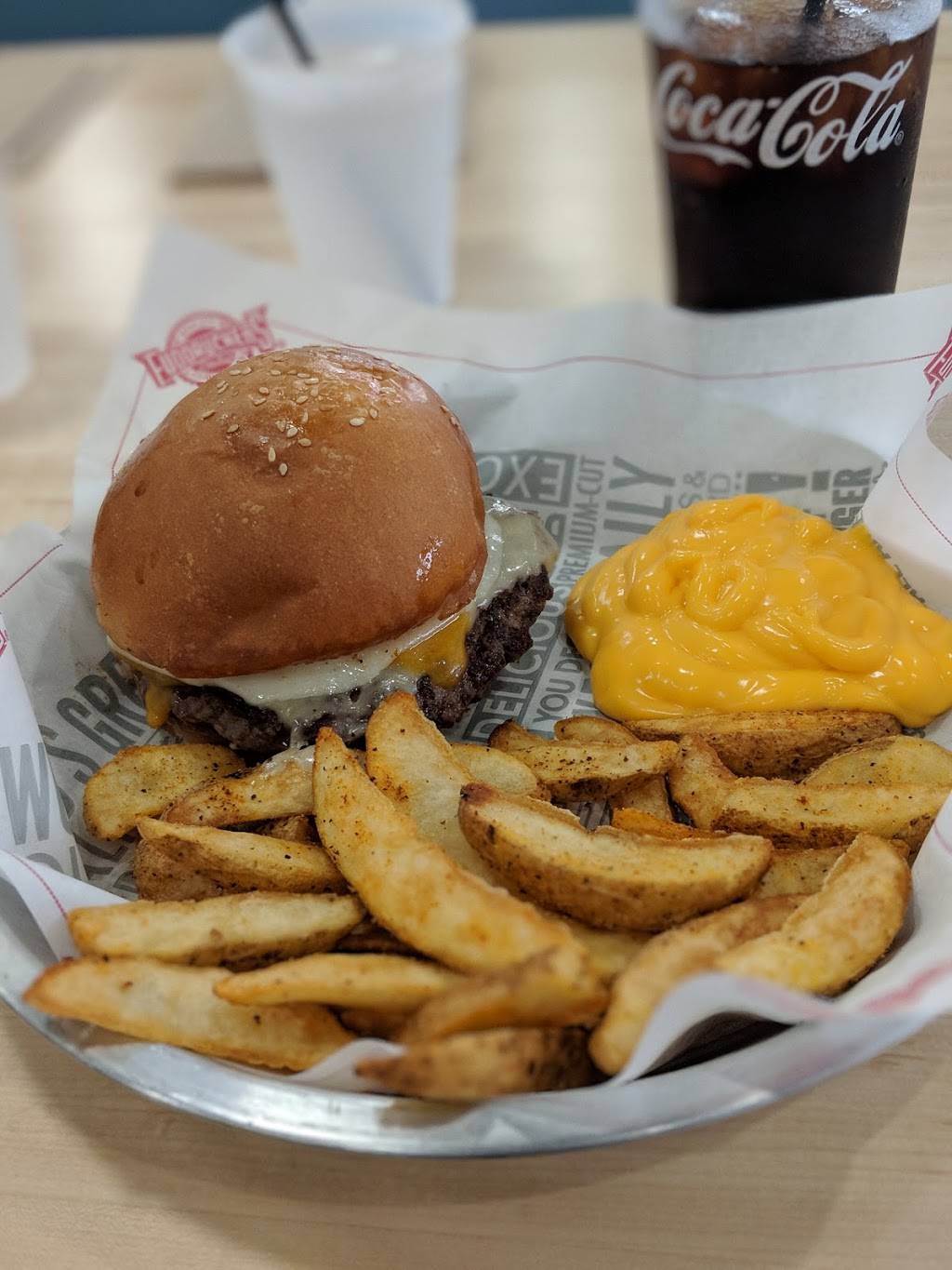 Fuddruckers | restaurant | 2300 E Semoran Blvd unit a, Apopka, FL 32704, USA | 4078261411 OR +1 407-826-1411