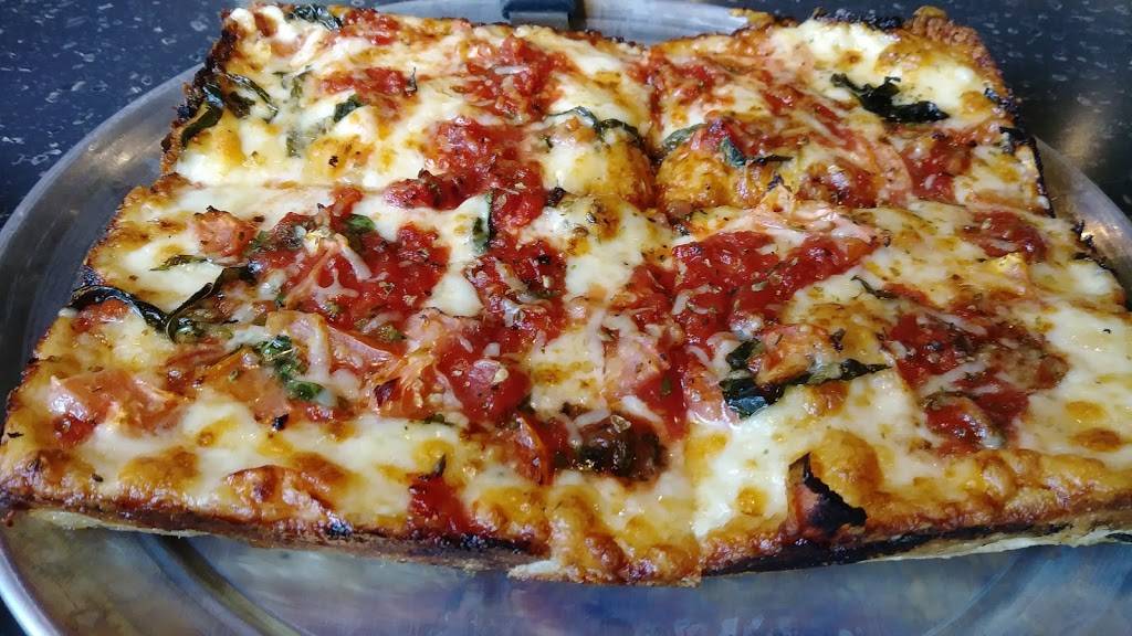 Buddys Pizza | restaurant | 4061 28th St SE, Grand Rapids, MI 49512, USA | 6165549663 OR +1 616-554-9663