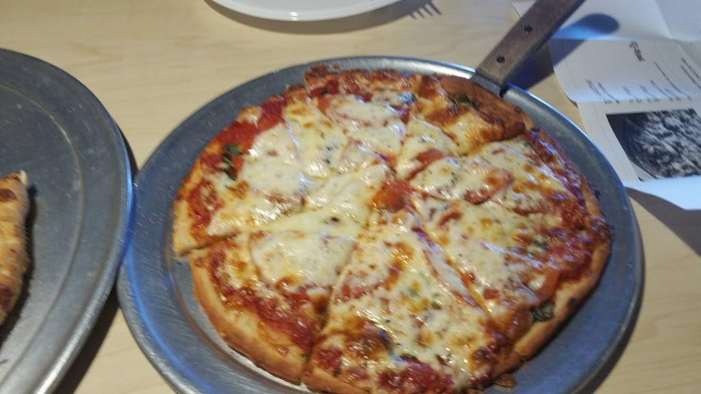 Pizza Cucina | restaurant | 12 E Merchants Dr, Oswego, IL 60543, USA | 6308449600 OR +1 630-844-9600