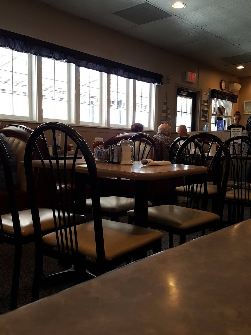 Fairport Family Restaurant | restaurant | 212 High St, Fairport Harbor, OH 44077, USA | 4403547474 OR +1 440-354-7474