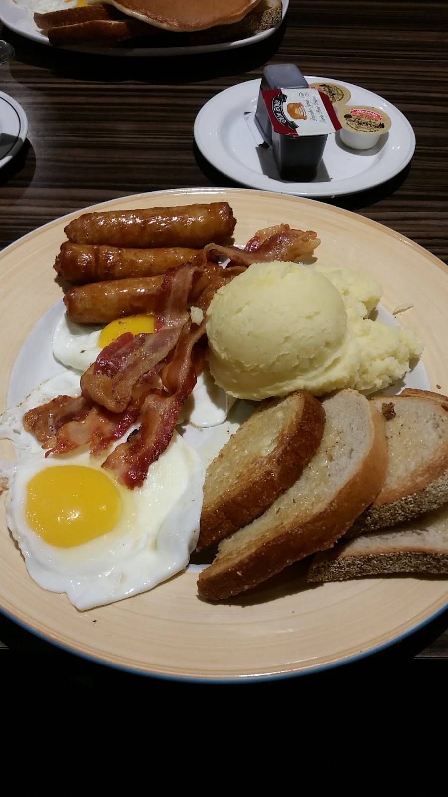 Watts Restaurant | restaurant | 1 Eglinton Square, Scarborough, ON M1L 2K1, Canada | 4167550523 OR +1 416-755-0523