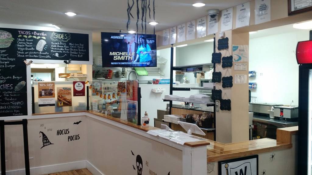 Dog House Grill | restaurant | 1534 N Wells St, Chicago, IL 60610, USA | 3126313737 OR +1 312-631-3737