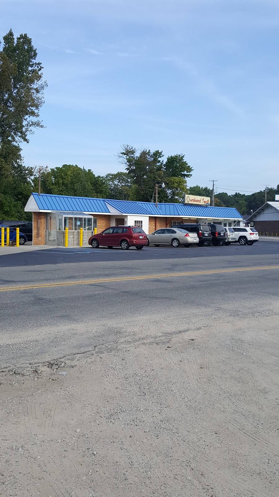 Overboard Inn | restaurant | 6027 Main St, Twin Lake, MI 49457, USA | 2318286367 OR +1 231-828-6367