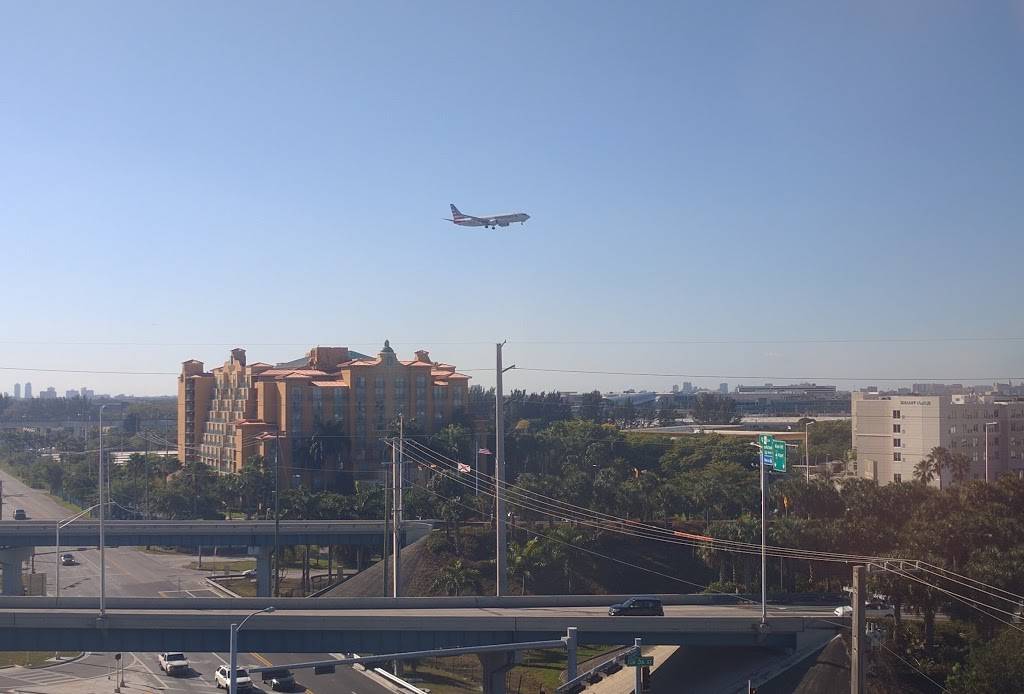 Vista Lounge | restaurant | 1111 S Royal Poinciana Blvd, Miami Springs, FL 33166, USA | 7863697660 OR +1 786-369-7660