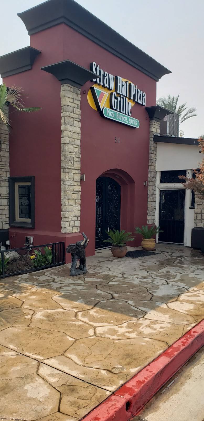 Straw Hat Pizza Bar & Grille | restaurant | 80 W Shaw Ave, Clovis, CA 93612, USA | 5593231300 OR +1 559-323-1300