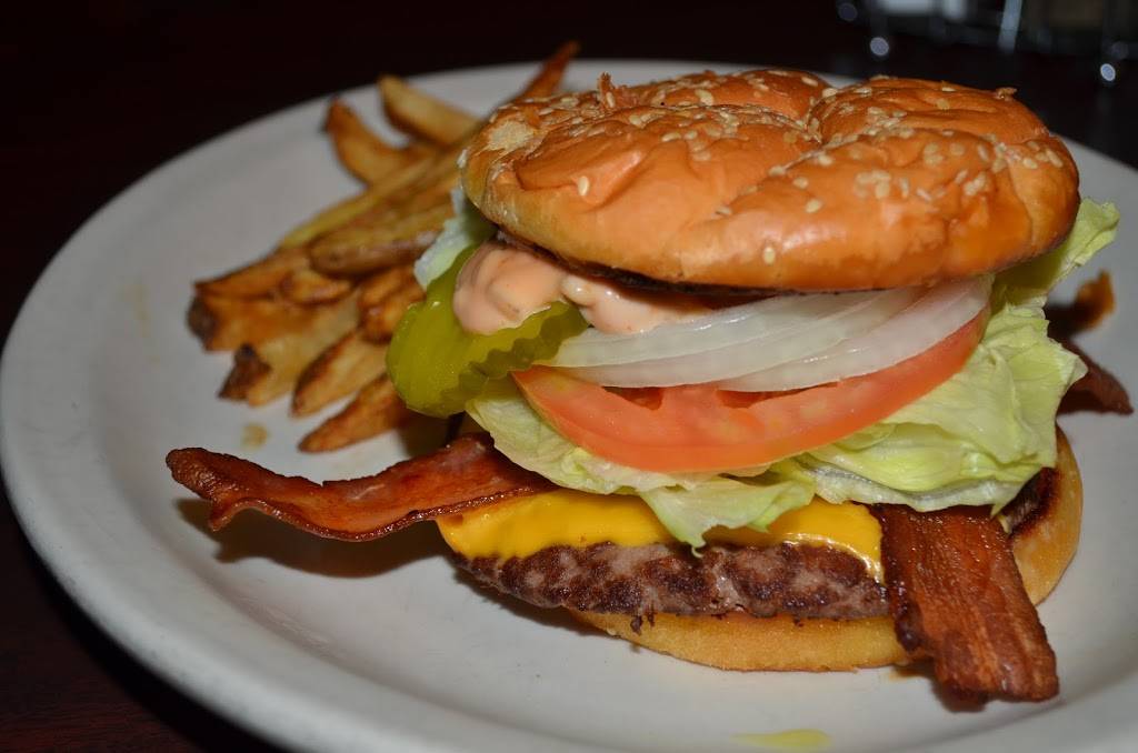 Blue Moon Lounge | restaurant | 310 NE 3rd St, McMinnville, OR 97128, USA | 5034723045 OR +1 503-472-3045