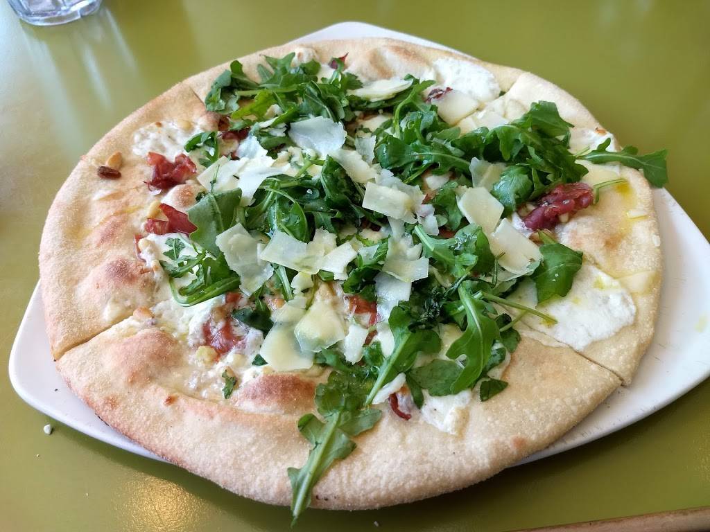 Flippers Pizzeria | meal delivery | 4498 N Alafaya Trail, Orlando, FL 32826, USA | 4072439797 OR +1 407-243-9797