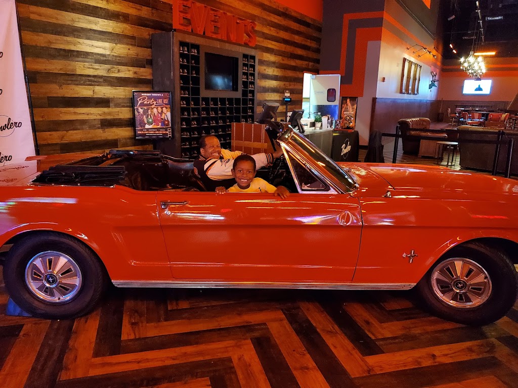 Bowlero Romeoville | restaurant | 735 Center Blvd, Romeoville, IL 60446, USA | 6303782695 OR +1 630-378-2695