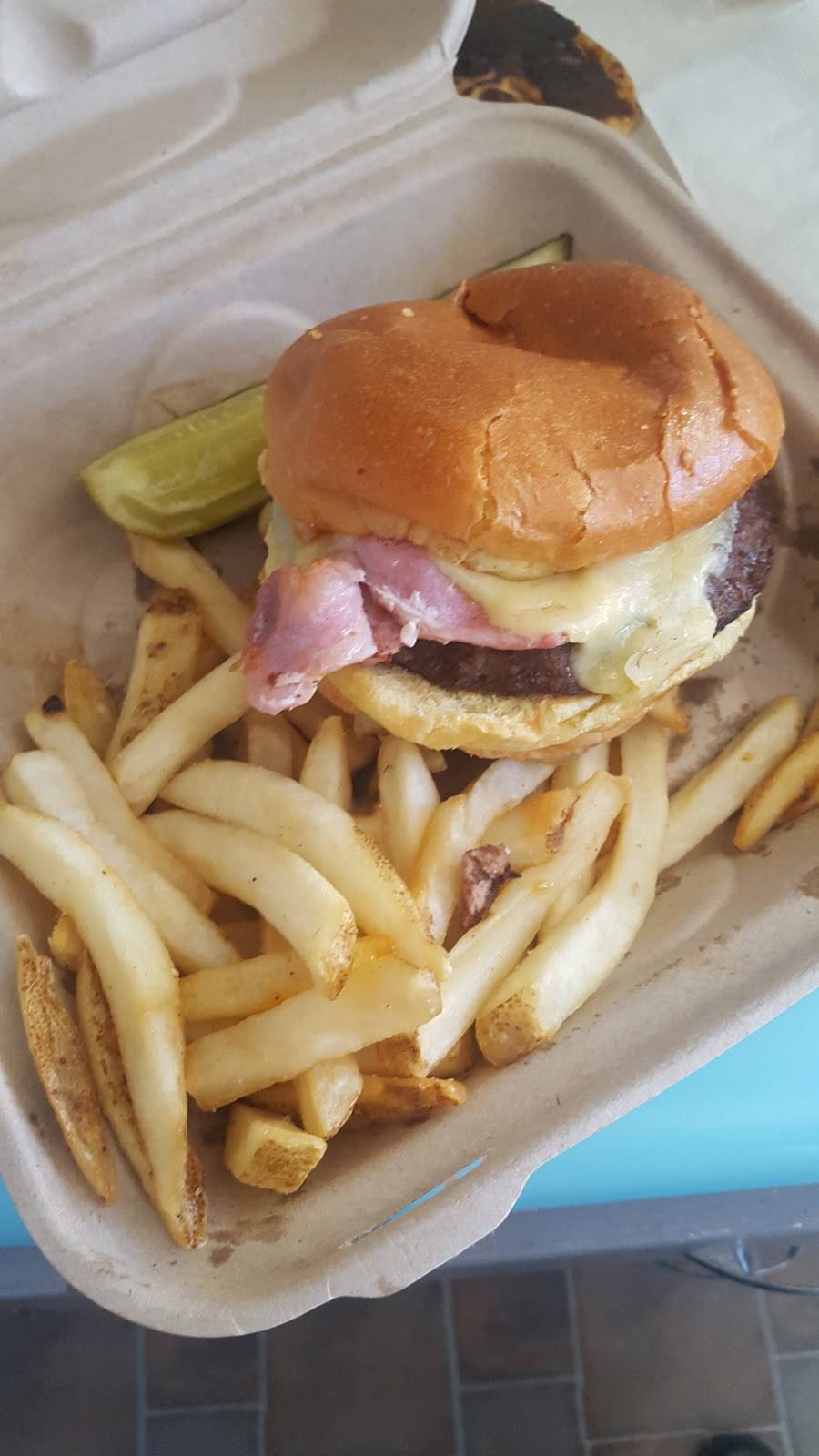 Hennesseys Grill | restaurant | 143 Main St, Seal Beach, CA 90740, USA | 5625986456 OR +1 562-598-6456