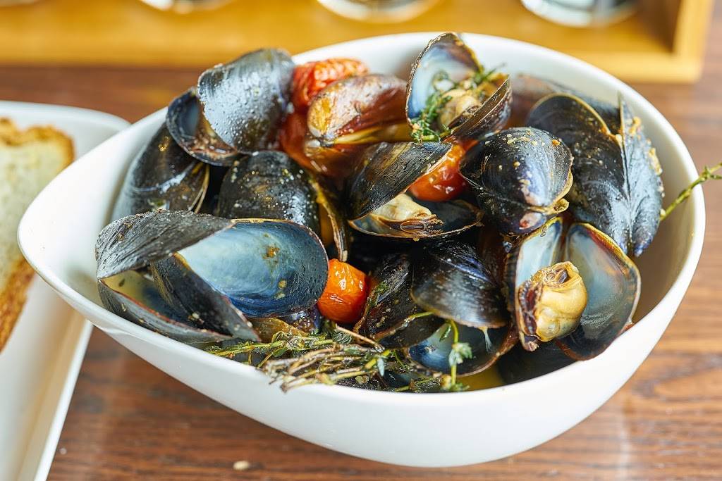 The Six Brewhouse | restaurant | 777 Dundas St W, Toronto, ON M6J 1V2, Canada | 6473500404 OR +1 647-350-0404