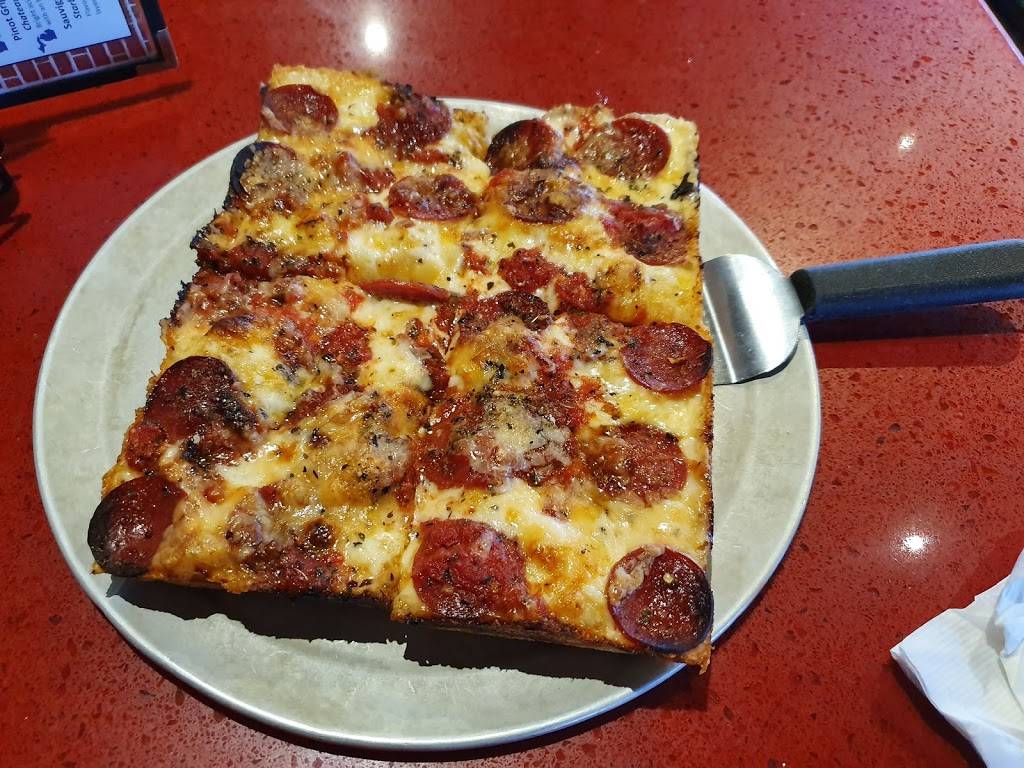 Buddys Pizza | restaurant | 31646 Northwestern Hwy, Farmington Hills, MI 48334, USA | 2488554600 OR +1 248-855-4600