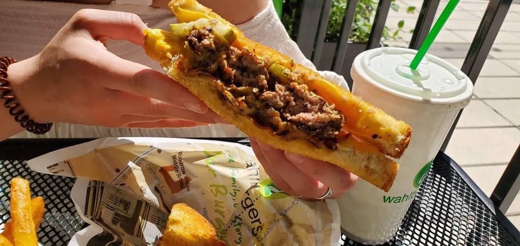 Wahlburgers | restaurant | 9 District Ave, Boston, MA 02125, USA | 6172825300 OR +1 617-282-5300