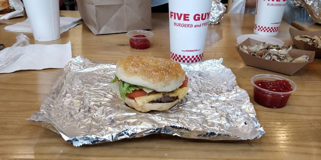 Five Guys | meal takeaway | 1456 E 53rd St, Chicago, IL 60615, USA | 7733636090 OR +1 773-363-6090