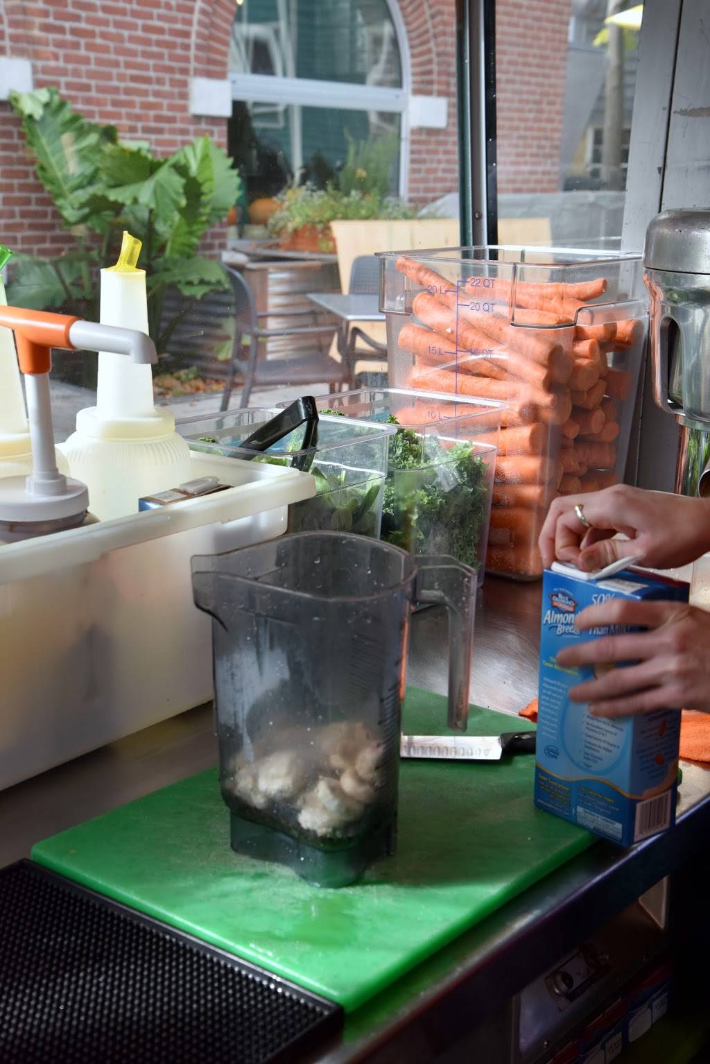 Maine Squeeze Juice Cafe | restaurant | 7 Wallingford Square #113, Kittery, ME 03904, USA | 2077032079 OR +1 207-703-2079