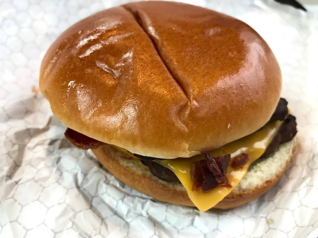 Wendys | restaurant | 320 Village Center Dr, Swedesboro, NJ 08085, USA | 8562410724 OR +1 856-241-0724