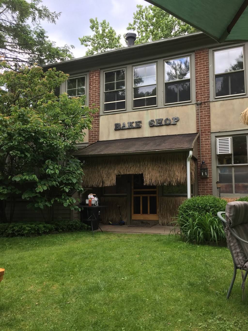 Louies Little Hut | restaurant | 8419 Germantown Ave, Philadelphia, PA 19118, USA | 2677665044 OR +1 267-766-5044