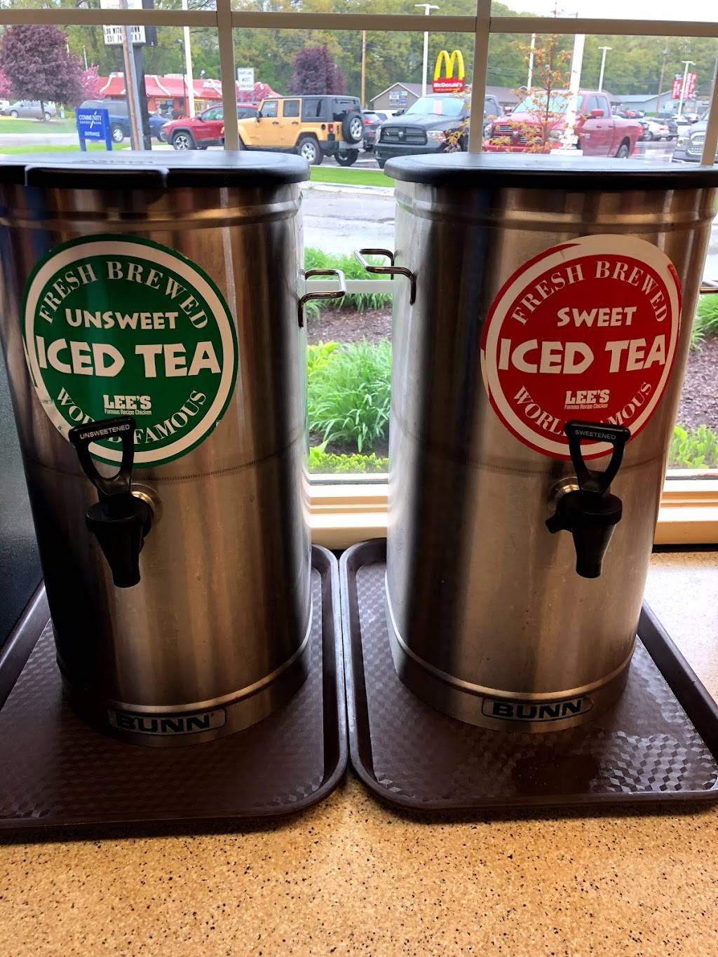 Lees Famous Recipe Chicken | restaurant | 200 Whitehall Rd, Muskegon, MI 49445, USA | 2317449592 OR +1 231-744-9592