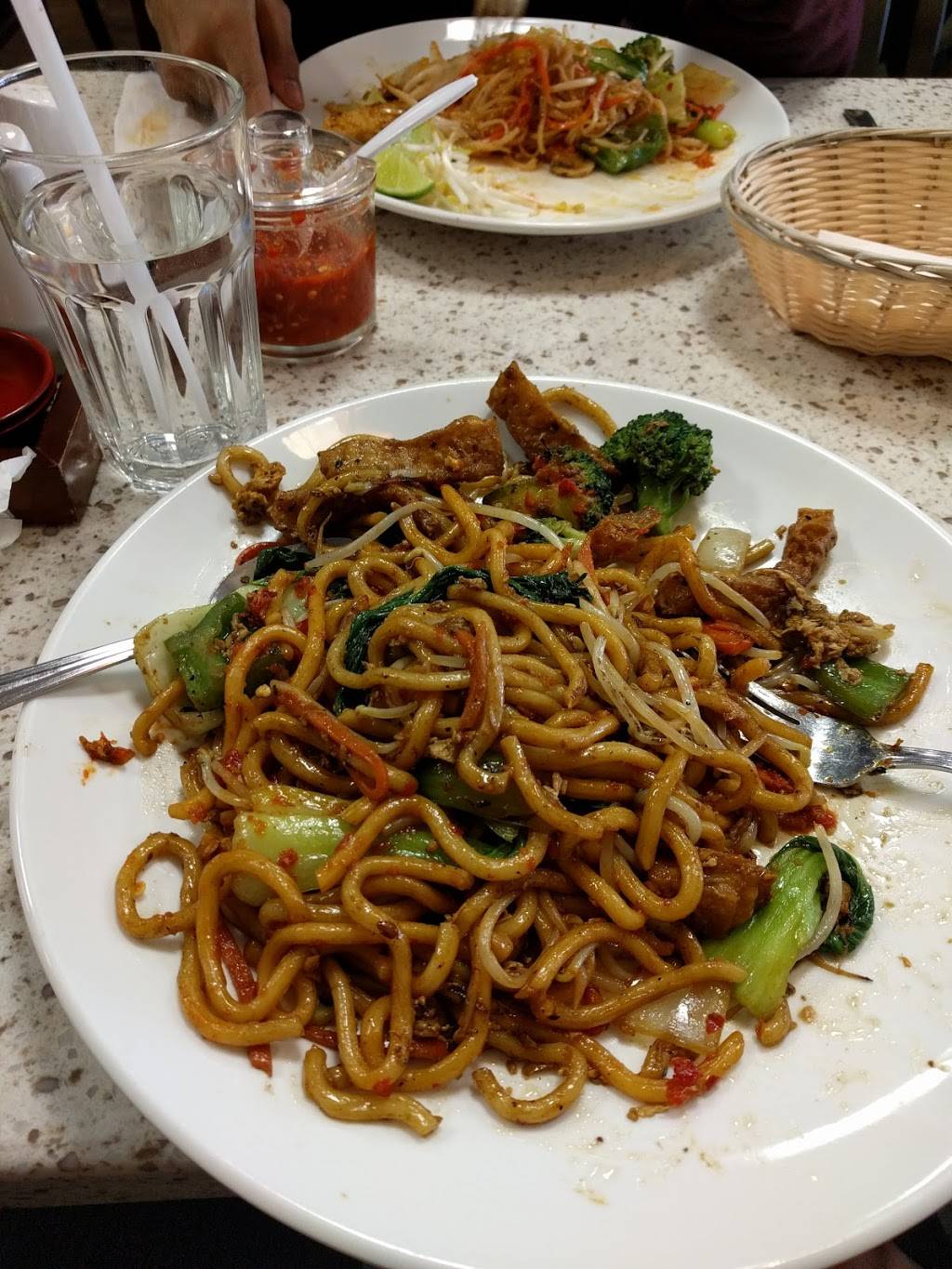 Saigon House Restaurant | restaurant | 2169 Wyandotte St W, Windsor, ON N9B 1K1, Canada | 5199778988 OR +1 519-977-8988