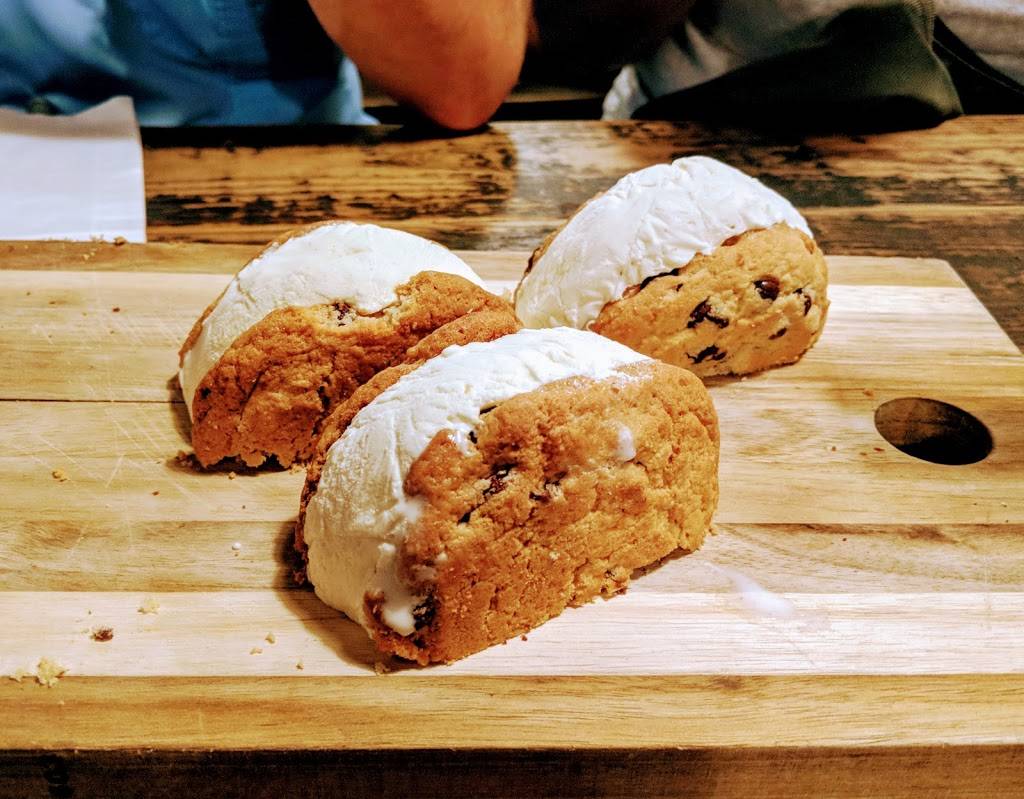 Federalist Public House | restaurant | 2009 Matsui Alley, Sacramento, CA 95811, USA | 9164003859 OR +1 916-400-3859