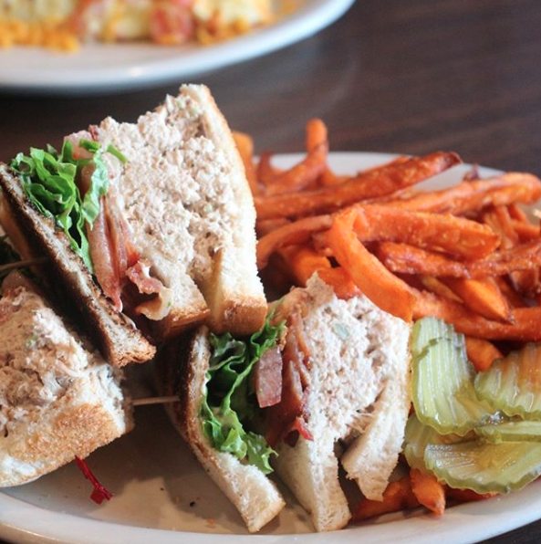 Cindis NY Deli & Restaurant | restaurant | 11111 N Central Expy, Dallas, TX 75243, USA | 2147390918 OR +1 214-739-0918