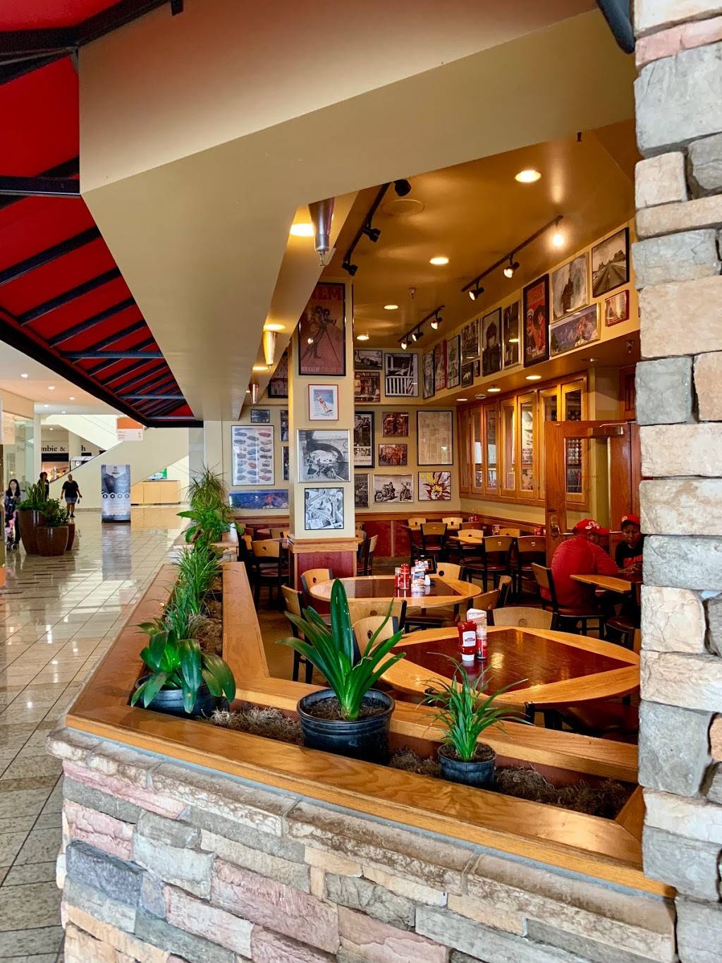 Red Robin Gourmet Burgers and Brews | restaurant | 1815 Hawthorne Blvd, Redondo Beach, CA 90278, USA | 3105422488 OR +1 310-542-2488