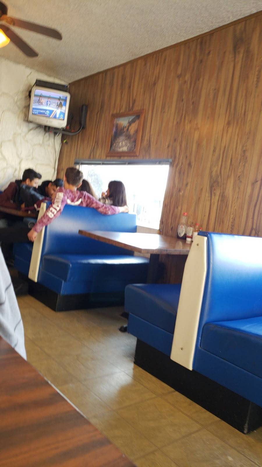 Super Charburgers | restaurant | 7700 Foothill Blvd, Tujunga, CA 91042, USA | 8183531358 OR +1 818-353-1358