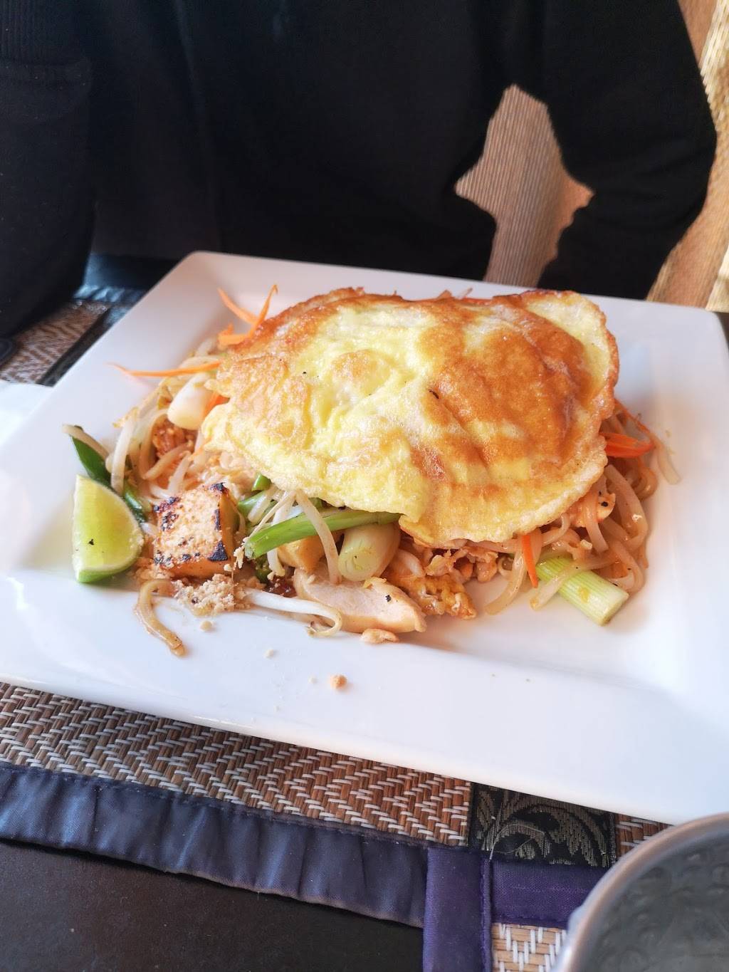 Julies Thai Kitchen | restaurant | 138 Main St, Lyons, CO 80540, USA | 3038232327 OR +1 303-823-2327