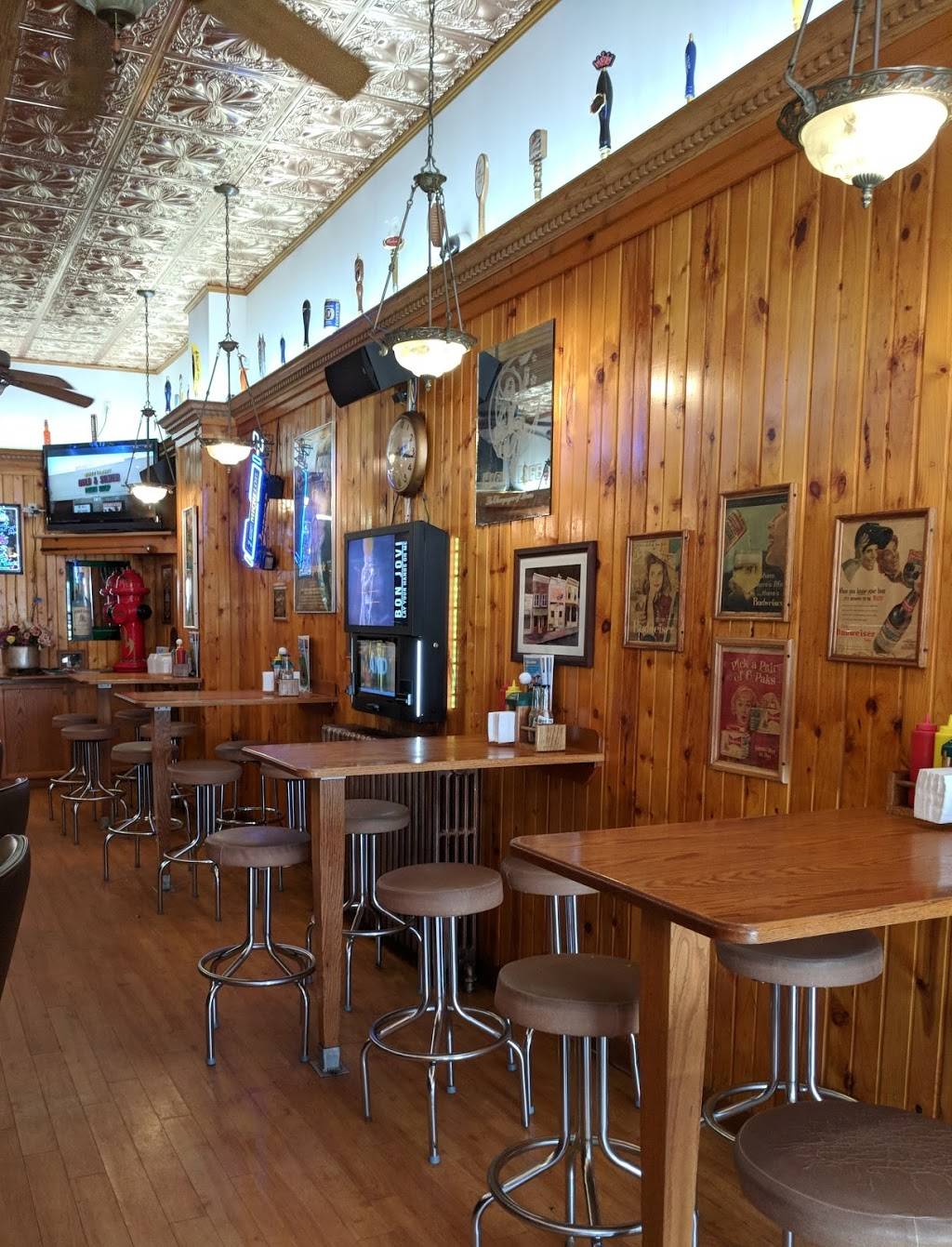 Caddy Shack | restaurant | 138 N Main St, Pardeeville, WI 53954, USA | 6084293606 OR +1 608-429-3606