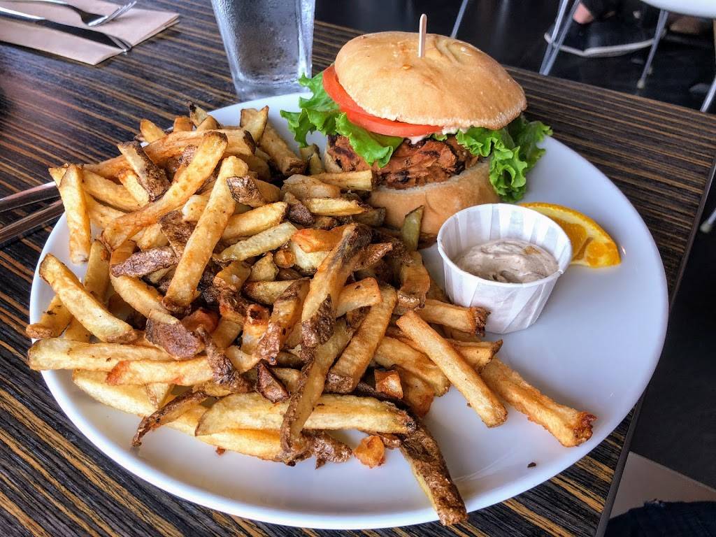 Restaurant Chez Victor | restaurant | 1300 Boulevard Guillaume-Couture, AT VICTOR, S PLACE, Saint-Romuald, QC G6W 5M6, Canada | 4188393409 OR +1 418-839-3409