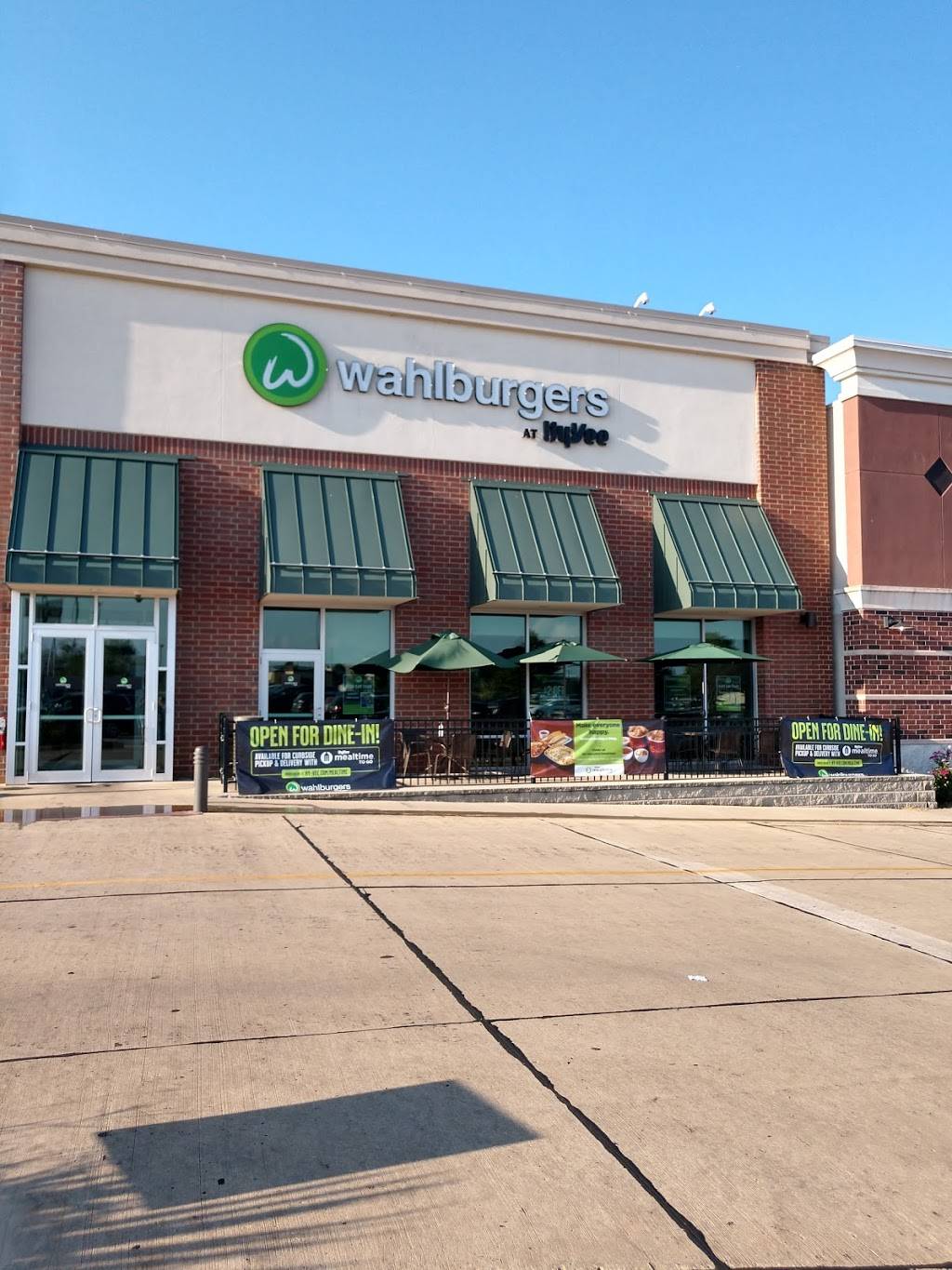 Wahlburgers @ Hy-Vee | restaurant | Wahlburgers @ Hy-Vee, 7610 N Orange Prairie Rd, Peoria, IL 61615, USA | 3095891030 OR +1 309-589-1030