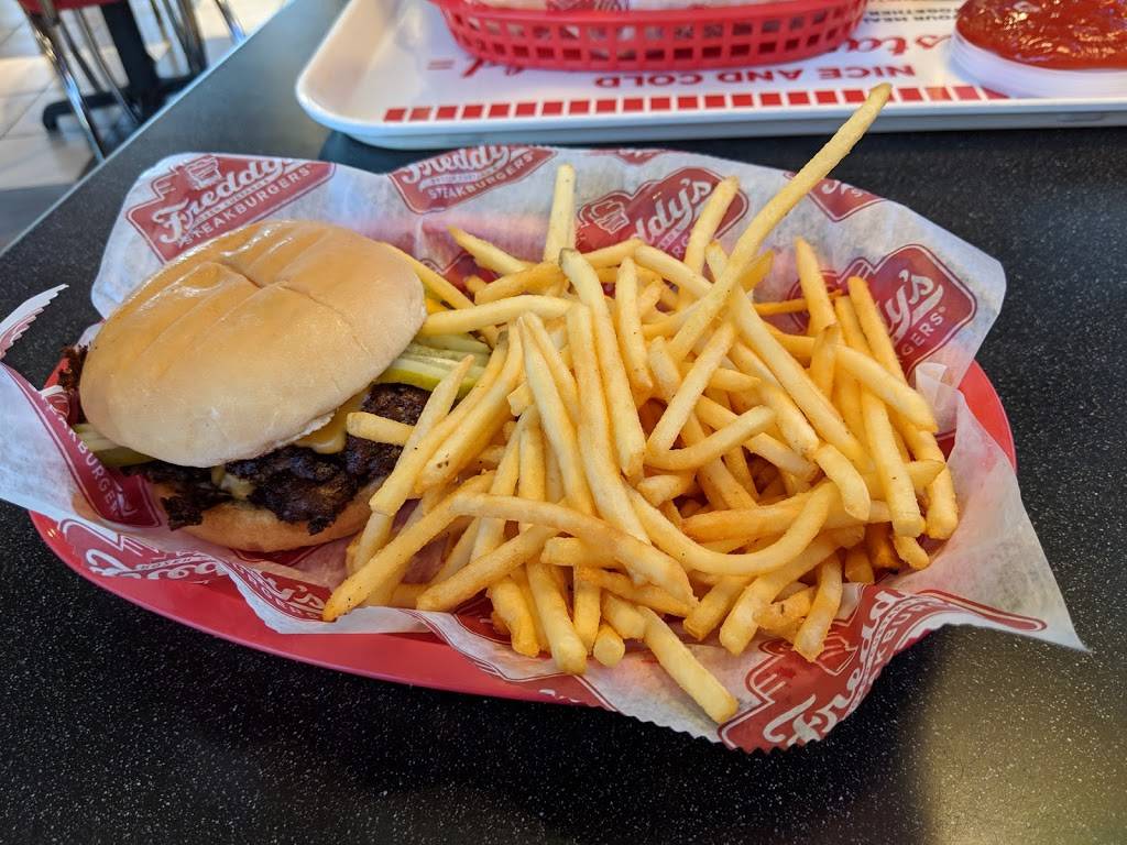 Freddys Frozen Custard & Steakburgers | restaurant | 301 N Bluff Rd, Collinsville, IL 62234, USA | 6187727184 OR +1 618-772-7184